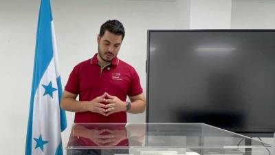 El doctor Gabriel Paredes, director del hospital Mario Rivas muestra la maqueta del hospital de trauma.