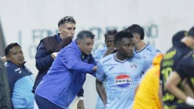 Diego Vázquez dando indacaciones a sus jugadores durante el partido de ida de la semifinal contra el Real España.