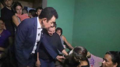 Salvador Nasralla, candidato presidencial del Partido Liberal, se unió este lunes al duelo de los familiares de seis de las nueve personas fallecidas en el accidente ocurrido el domingo 23 de noviembre en el municipio de San José de Colinas, departamento de Santa Bárbara.