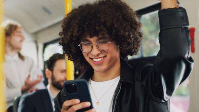 Un informe sobre conectividad digital en Honduras 2025, elaborado por el <a rel=nofollow noopener noreferrer href=https://ine.gob.hn/wp-content/uploads/2025/12/Conectividad-digital-en-Honduras-julio-2025.pdf target=_blank>Instituto Nacional de Estadística (INE)</a>, establece que el teléfono móvil se consolida como el dispositivo de mayor presencia en los hogares. Su acceso se mantiene en niveles muy altos a lo largo del período analizado, alcanzando el 93.4% en 2025. Este comportamiento refleja la expansión de la conectividad móvil, la reducción en los costos de los dispositivos y la creciente dependencia de los servicios digitales y de comunicación instantánea.