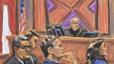 Reproducción fotográfica muestra al expresidente de Honduras, Juan Orlando Hernández, junto a su equipo de abogados durante el juicio en el que fue declarado culpable por tres cargos de narcotráfico.