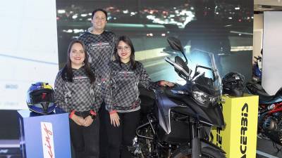 Ejecutivos de Motomundo presentando los nuevos modelos Genesis GXT700 y GSR400, diseñados para ofrecer potencia, innovación y versatilidad a los amantes de las motocicletas.