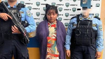 Momentos de la captura de Jéssica Yanet Rivera de 27 años, quien fue sorprendida con 10 envoltorios de marihuana.