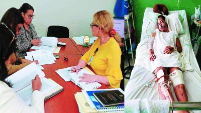 Las supervisoras general y adjunta del Poder Judicial llegaron ayer a los juzgados de SPS a investigar. Los que deseen donar a Hazel pañales y toallas húmedas pueden escribir al 9852-8132.