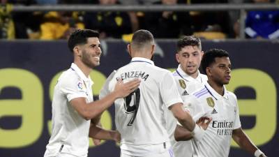 Marco Asensio celebrando con sus compañeros del Real Madrid tras marcar el 0-2 ante el Cádiz.