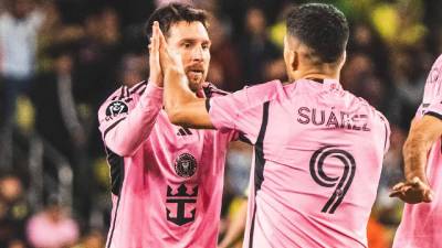 Lionel Messi celebrando el gol con su compañero Luis Suárez.