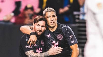 Messi celebró con su amigo y compañero Luis Suárez.