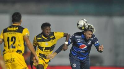 Momento del cabezazo de Auzmendi que se fue al fondo de las redes.