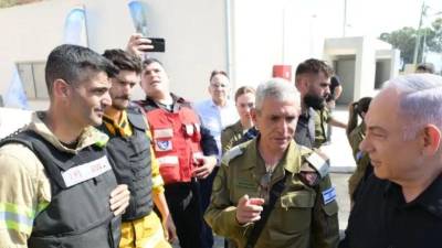 El primer ministro israelí, Benjamín Netanyahu, en una vista a las tropas apostadas en la frontera con Líbano después de varios días de intenso intercambio de fuego con Hizbulá.