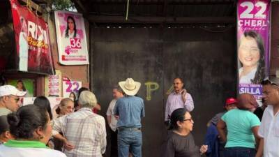 Ciudadanos en el protón principal del Instituto José Trinidad Reyes