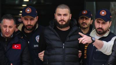 Policía Turca presenta a Faruk Fatih Özer, fundador de la plataforma de intercambio de criptomonedas Thodex.