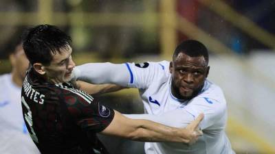 Yustin Arboleda hizo su debut con Honduras y tuvo un duelo con César Montes de México.