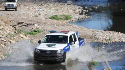 Patrulla avanzan por las aguas poco profundas del río Choluteca.