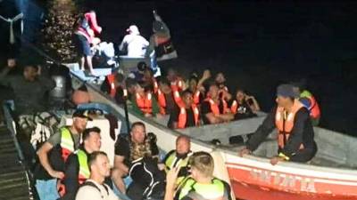 Los rescatados fueron atendidos por navales de Honduras.