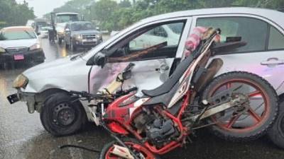 La motocicleta impactó contra un vehículo tipo turismo.