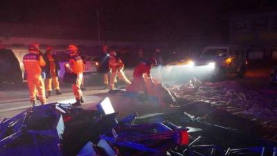 Equipos de rescate ayudan a personas afectadas por el terremoto.