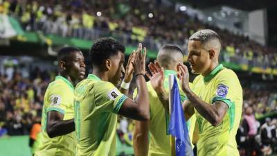 Rodrygo Goes celebrando el golazo con sus compañeros de Brasil.