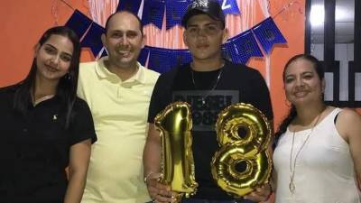 El pastor, su esposa y su hija murieron en el restaurante, mientras que su hijo Santiago “alcanzó a ser llevado a una clínica donde falleció”.