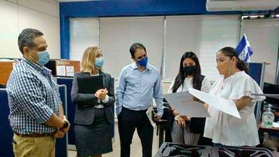 encuentro. La consejera Rachel Nelson y técnicos de la SAG durante una visita a las oficinas de la SAG, en la capital de Honduras.