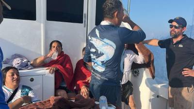 Fotografía cedida por la Marina Mercante de la tripulación rescatada.