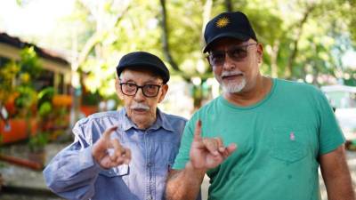 El doctor Carlos Alfonso Bennaton acudió a votar junto a uno de sus descendientes a la escuela Dionisio de Herrera.