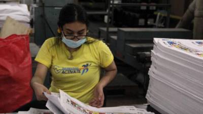 Personal del CNE ordena papeletas electorales de las elecciones pasadas del 2021.