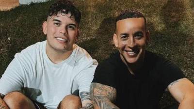 Daddy Yankee junto a su hijo Jeremy Ayala.