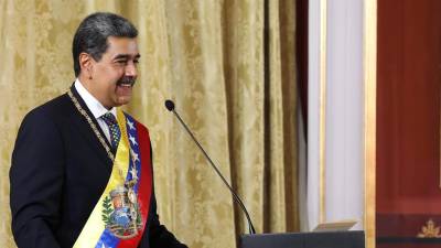 El líder chavista Nicolás Maduro defendió este viernes su investidura presidencial para un tercer sexenio, cuestionada por el antichavismo y gran parte de la comunidad internacional tras las denuncias opositoras de “fraude” en las elecciones de julio pasado, como una “gran victoria venezolanista” y celebró que no la pudieran “impedir”.