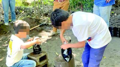 Los hondureños pueden ayudar comprando los muebles y manualidades que los niños fabrican.