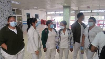 Parte de los enfermeros despedidos.