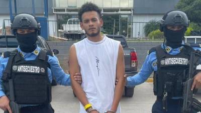 El detenido es resguardado por policías antisecuestros.