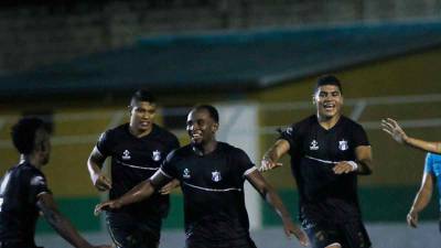 Jugadores del Honduras Progreso celebrando el pase a la siguiente ronda.
