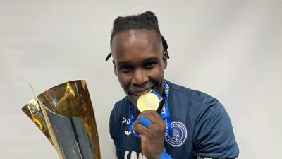 Rubilio Castillo con la Copa 19 obtenida por el Motagua el pasado mes de diciembre.