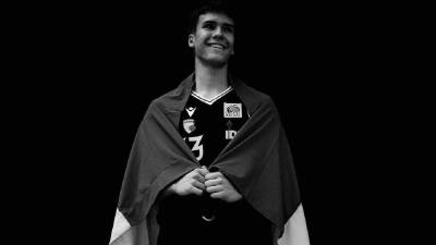 La violencia vuelve a cobrar la vida de un deportista y este lunes un joven jugador de baloncesto sufrió un ataque en el que perdió la vida.