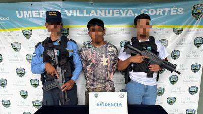 Momento en que las autoridades presentaron al jovencito detenido junto a la evidencia decomisada.