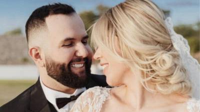 El cantante Carin León y su exesposa Alejandra Esquer.