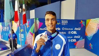 El nadador hondureño Julio Horrego posando feliz con su medalla en los Juegos Centroamericanos y del Caribe San Salvador 2023.