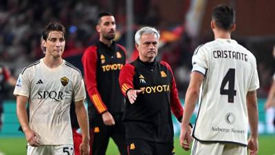 José Mourinho y la Roma perdieron por goleada 4-1 en su visita al Génova en la Serie A.