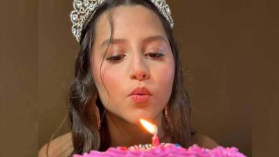 “Feliz cumpleaños, mi niña. Mamá te ama”. Con esas palabras, Lisandra Rosario recordó este 11 de agosto a su hija Gabriela Nicole “Lela” Pratts Rosario, quien cumpliría 18 años, un año después de haber sido asesinada en Aibonito, Puerto Rico.