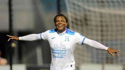 Carlos Pavón haciendo su mítica celebración tras un gol en la despedida de ‘Rambo‘ de León.