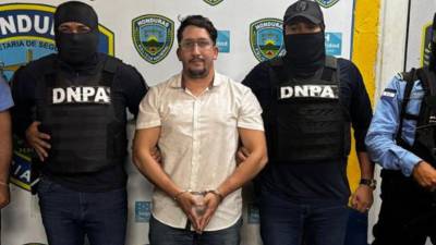 Momentos de la captura de Jorge Isaac Reyes Rodríguez con la evidencia de la droga.