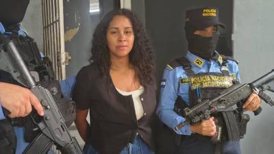 Karla Verónica Chirinos Cardona continuará en prisión preventiva en la Penitenciaría Nacional Femenina de Adaptación Social, en Támara, luego de que un juzgado especializado le dictara auto de formal procesamiento por el supuesto delito de extorsión en perjuicio de un testigo protegido.