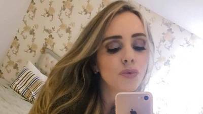 La empresaria brasileña Andreia Vieira Gaspar, de 51 años, murió durante la madrugada del 12 de agosto de 2026, horas después de someterse a una cirugía estética de aproximadamente 10 horas en un hospital de Goiânia, Brasil, donde le realizaron seis procedimientos en el rostro y cuello.