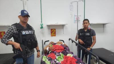 <b><span class=mln_uppercase_mln>vigilancia.</span></b> Óscar Jesús Velásquez está en calidad de detenido en el hospital que se internó