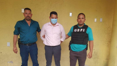 Agentes de la Dirección Policial de Investigaciones en la captura del maestro acusado de abusar de menor de edad.