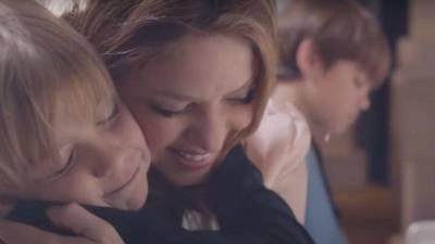 Shakira y sus hijos en el video de “Acróstico”.