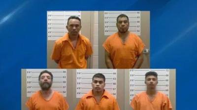 Los cinco hombres fueron arrestados.