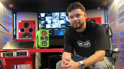 Fotografía del cantante y productor musical Onell Díaz, posando durante una entrevista con EFE, en Carolina, San Juan (Puerto Rico).