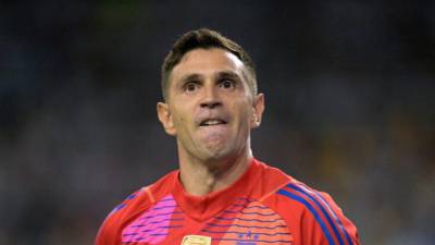 Dibu Martínez tapó dos penales en la tanda ante Ecuador y Argentina es semifinalista de Copa América.
