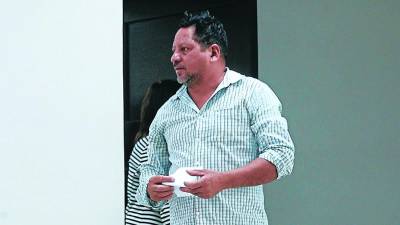 Víctor Alexander Cálix Elías al salir de la sala donde se celebró la audiencia.